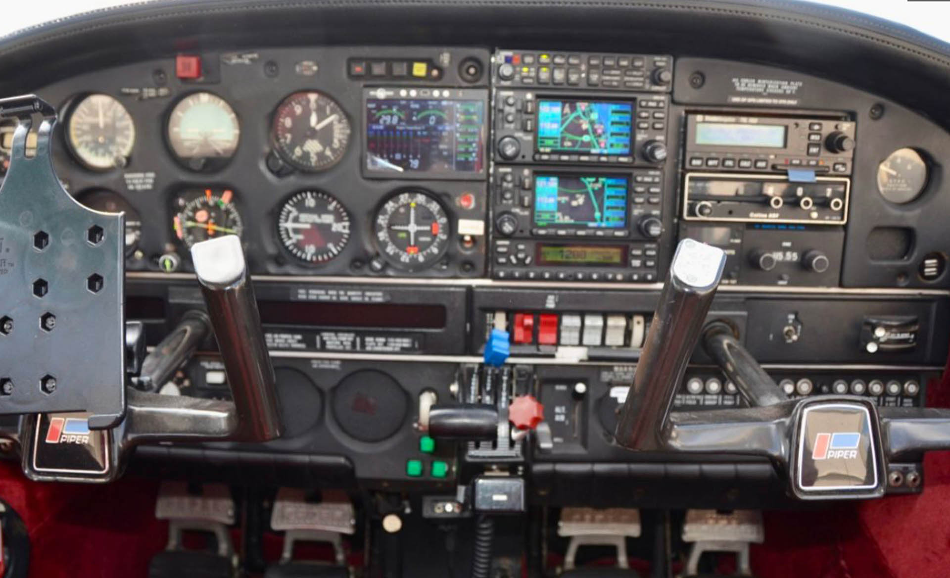 1979 PIPER ARROW IV Flight controls